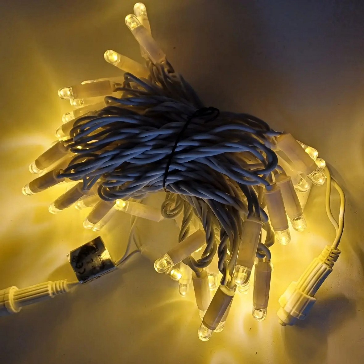 Eco fix LED světelný řetěz 10 m, 60 zářivějších teple bílých diod, bílý kabel, IP67