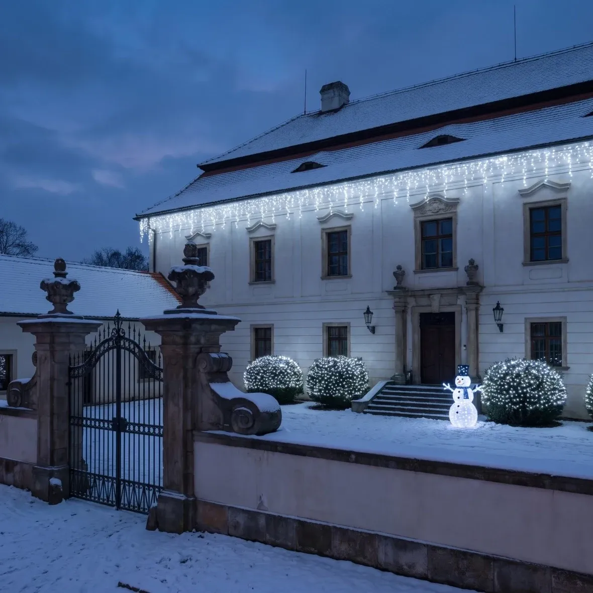 Vánoční sada pro hotely Ledová fasáda, 9× krápníky 3 m, 3× řetěz 20 m, 3D LED sněhulák 107 cm, ledová bílá