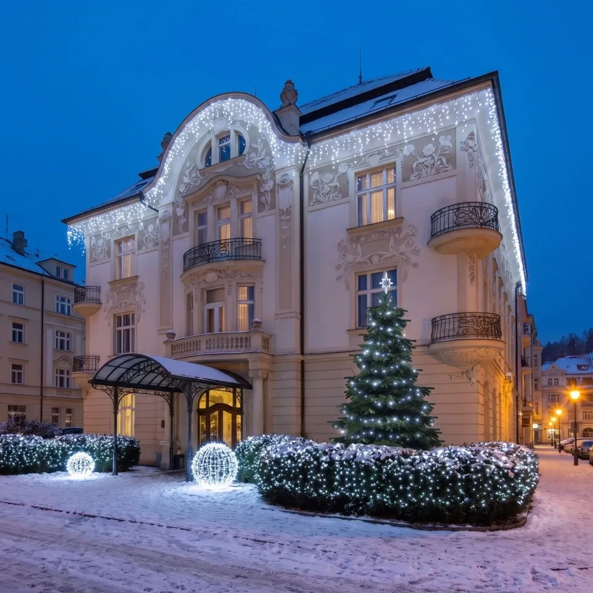 Vánoční sada Ledová fasáda se stromem pro hotely, secesní hotel v lázeňském městě