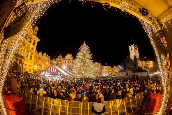 staromestke-namesti-vanocni-strom-07.jpeg