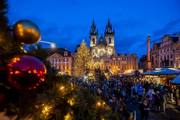 staromestke-namesti-vanocni-strom-06.jpeg