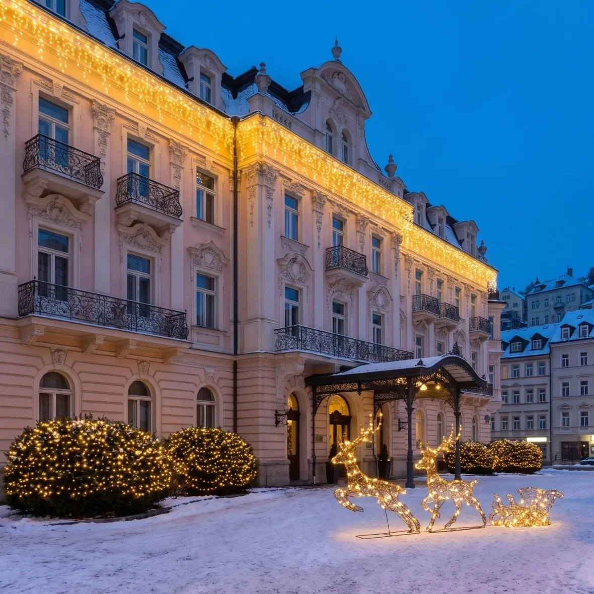 Christmas Set for Hotels: Facade and Shrubs, 10 × 3-meter icicles, 2 × 20-meter string lights, 3D LED reindeer with sleigh (180 cm), warm white