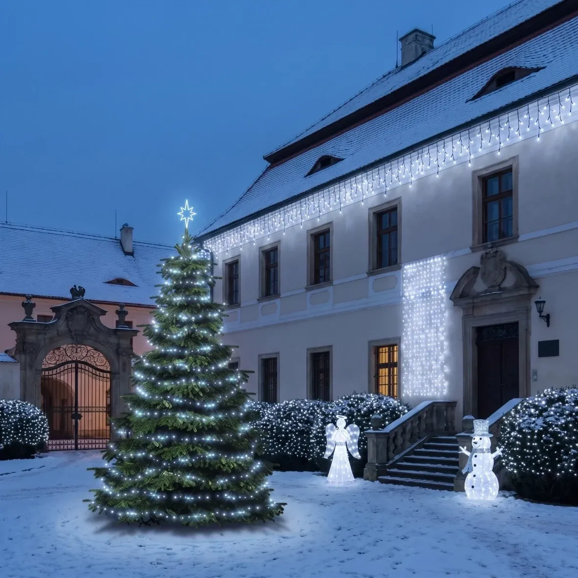 "Ice Resort" Christmas Set for Hotels: 6–8 m "Flash" Tree, 15 × 3 m icicles, 9 × 20 m string lights, 122 cm 3D LED angel, 107 cm 3D LED snowman, ice white"